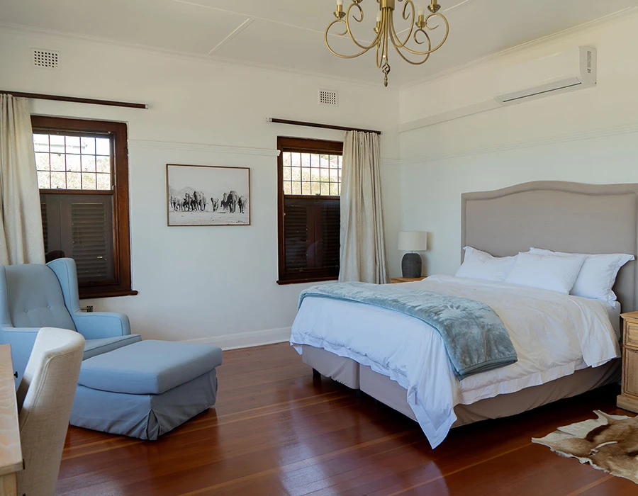 Slaapkamer in afkickkliniek Zuid-Afrika met luxe en rustgevende sfeer.