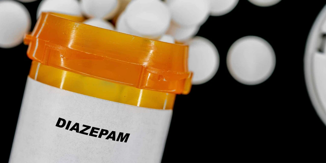 Potje diazepam met witte tabletten zichtbaar op donkere achtergrond.