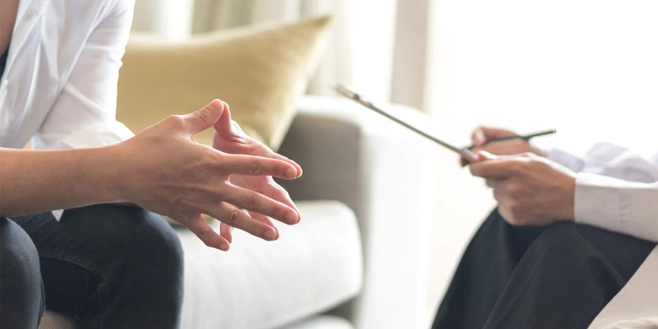 Op de ‘Over ons’-pagina van CMH is te zien hoe een cliënt openhartig met een therapeut praat tijdens een individuele sessie voor de behandeling van psychische problemen en verslaving.