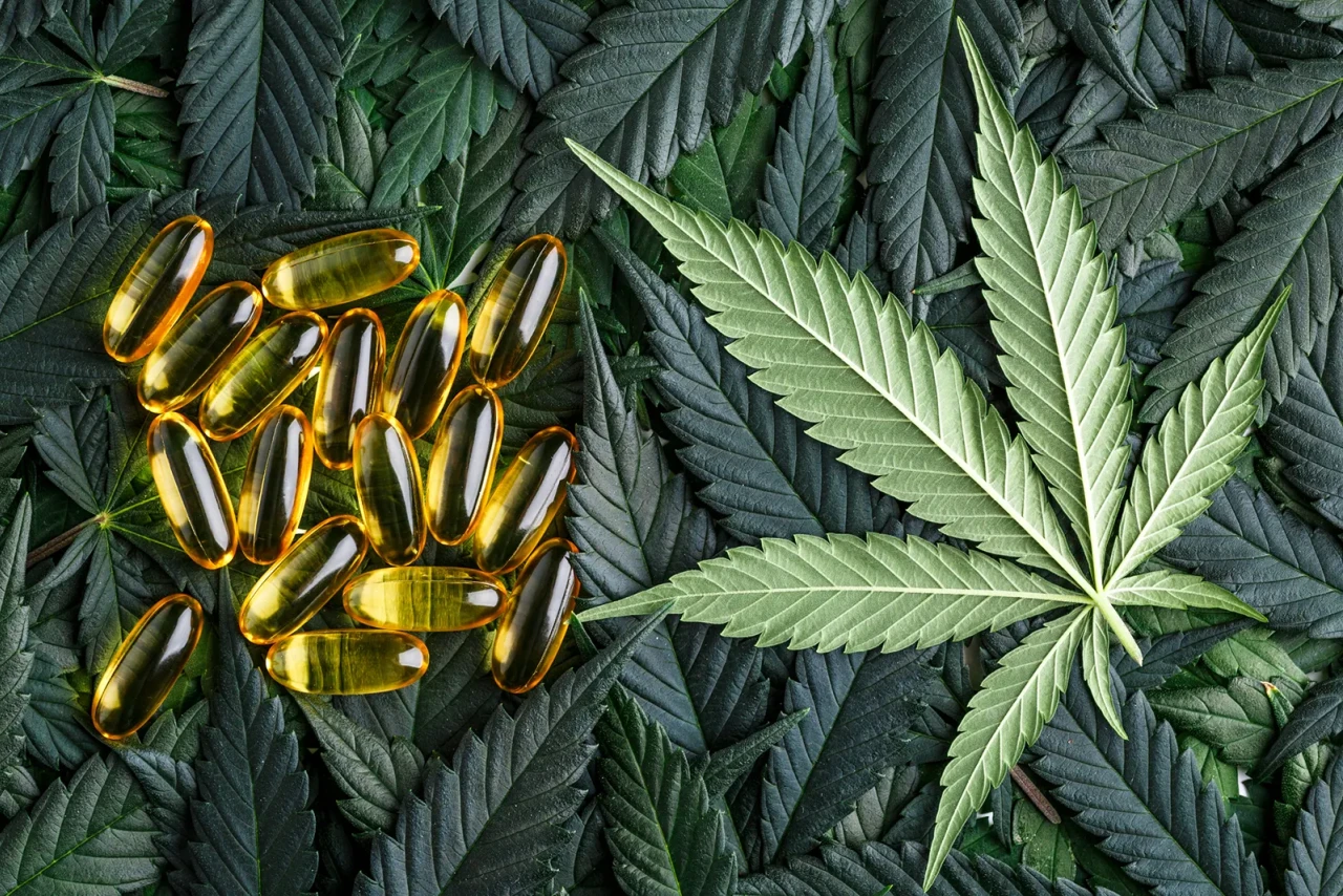 cannabis-leaves-capsules